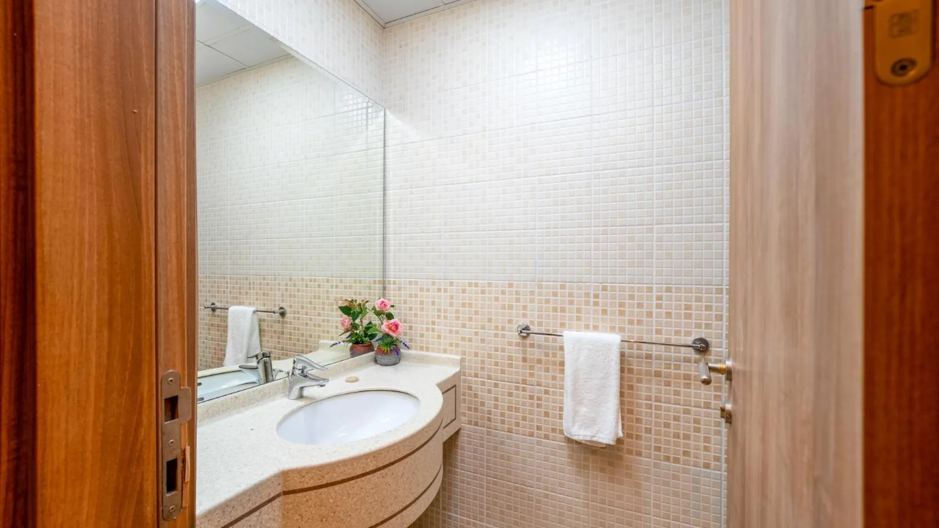 Spacious Upgraded & Elegant - 1Br Dubai 0*,  United Arab Emirates