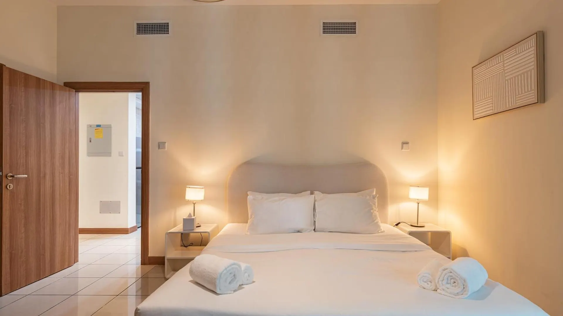 Spacious Upgraded & Elegant - 1Br Dubai 0*,
